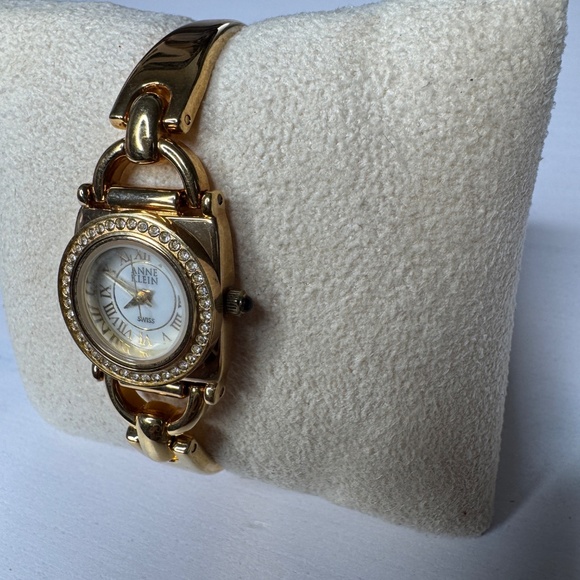 Women's Vintage Anne Klein Gold Tone Swiss Made Wristwatch & crystal rhinestones - Picture 4 of 10
